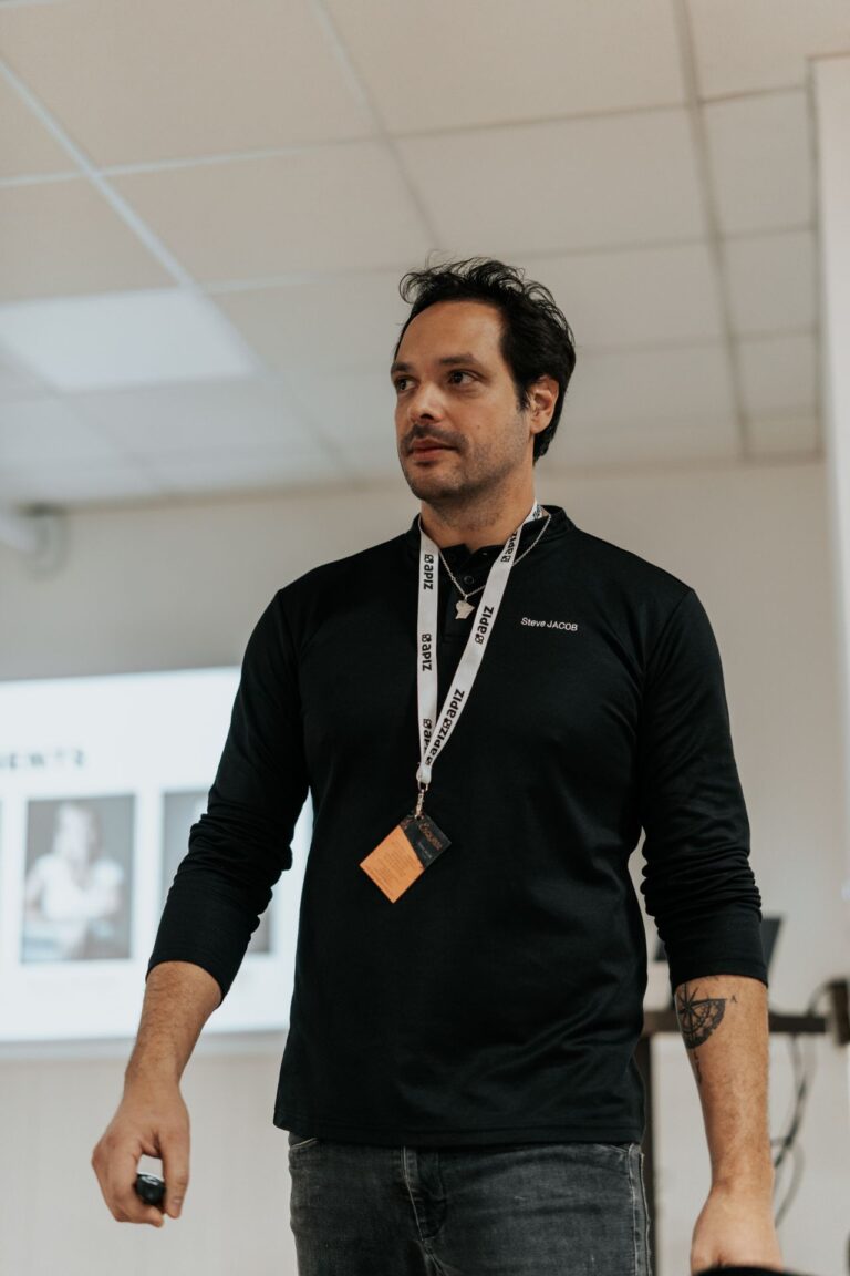 Lire la suite à propos de l’article Aujourd’hui, dans la ruche, Steve Jacob est devenu notre nouveau président !